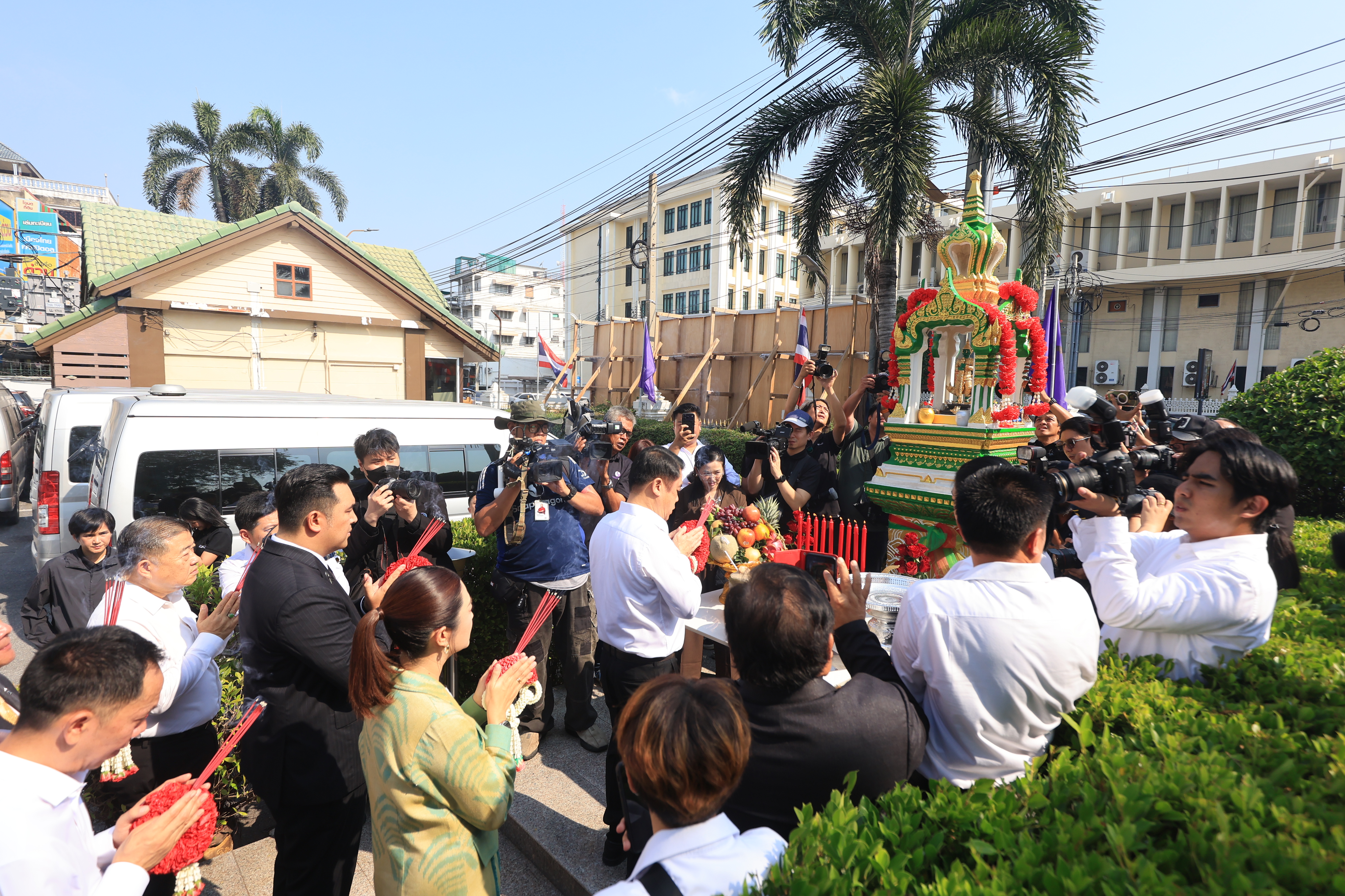 title - คณะผู้บริหาร ส.ป.ก. ร่วมพิธีสักการะสิ่งศักดิ์สิทธิ์ประจำกระทรวงเกษตรและสหกรณ์ ในโอกาสเข้ารับตำแหน่งของรัฐมนตรีว่าการกระทรวงเกษตรและสหกรณ์ และรัฐมนตรีช่วยว่าการกระทรวงเกษตรและสหกรณ์ 